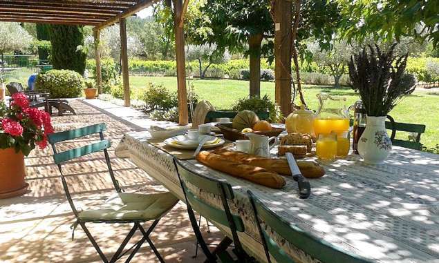 Tavoli e sedie da giardino in stile provenzale