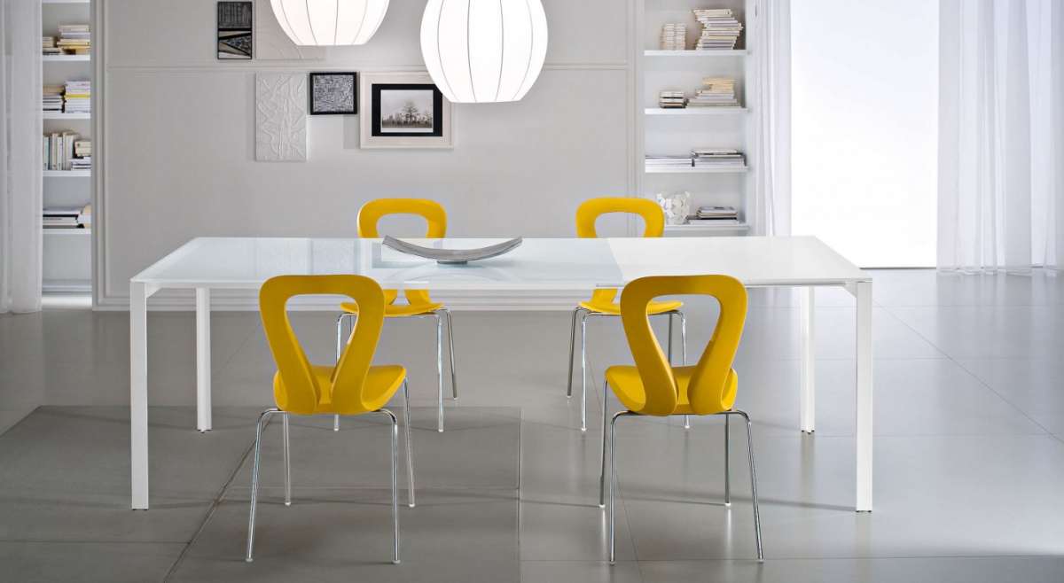 Tavolo con sedie colorate