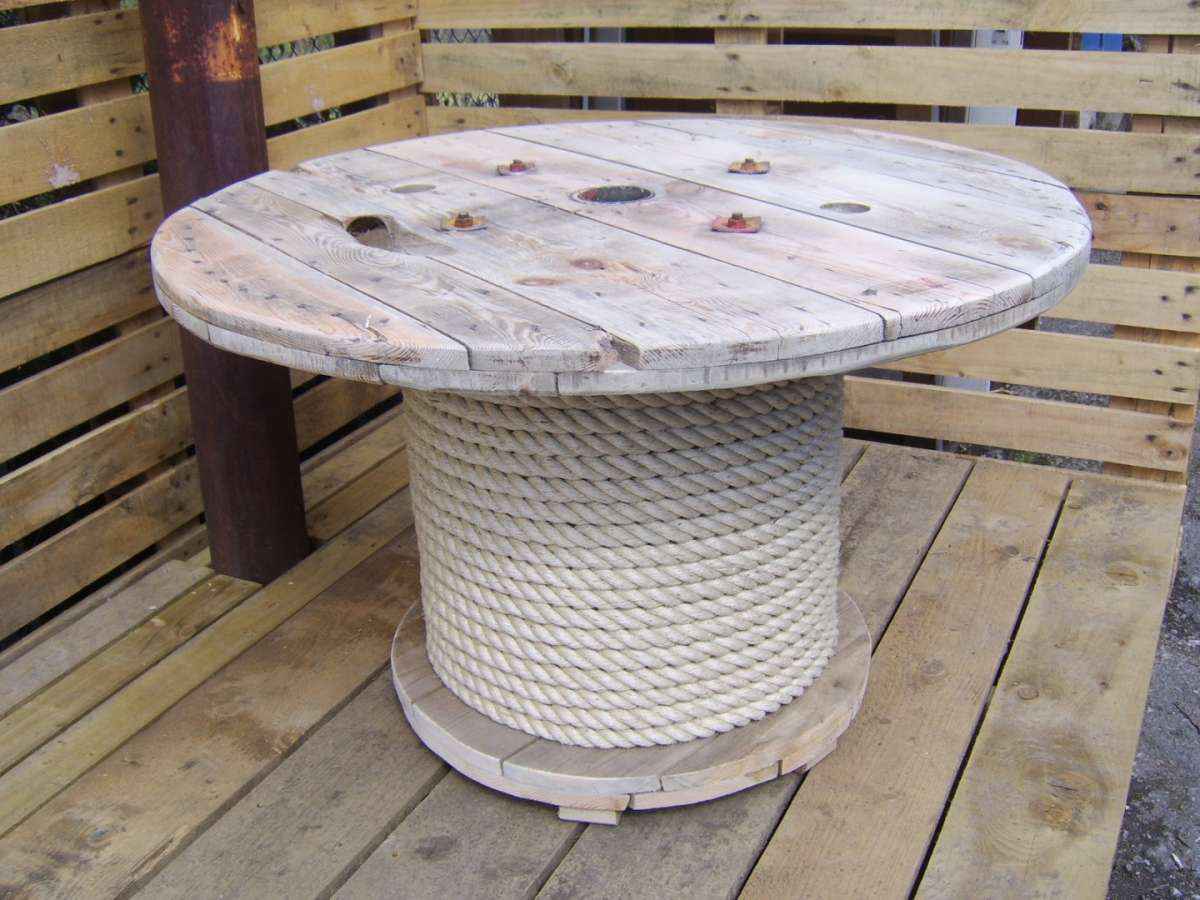 Tavolo da esterno con bobina 