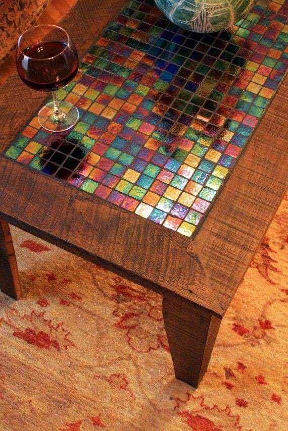 Tavolo decorato con mosaico