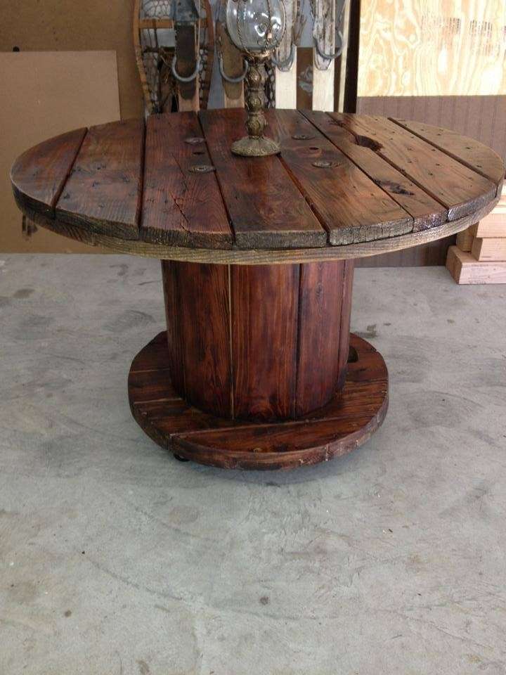 Tavolo in legno scuro 