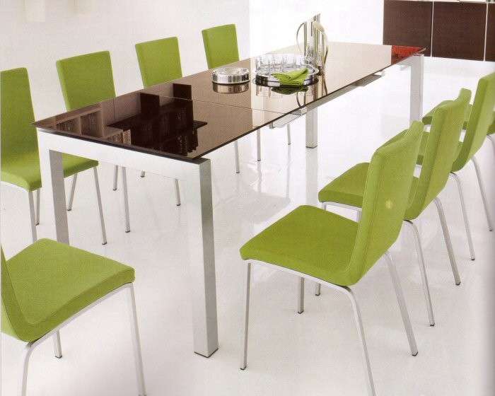 Tavolo marrone e sedie verdi