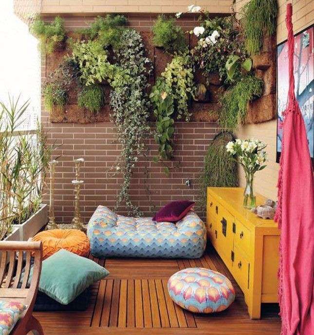 Terrazzo con piante appese a parete
