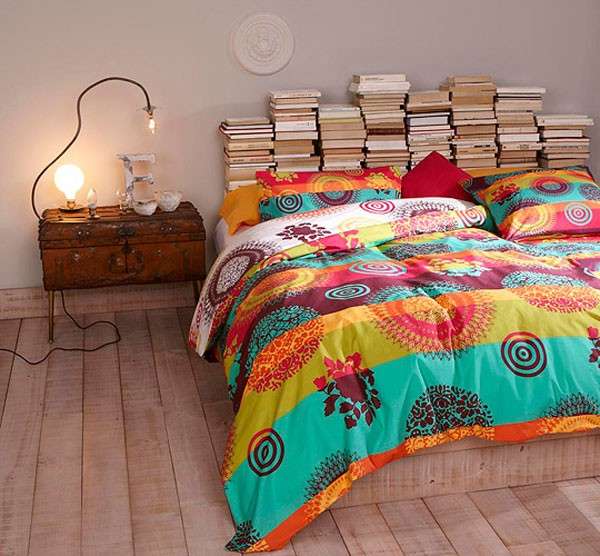 Testiera letto con libri 