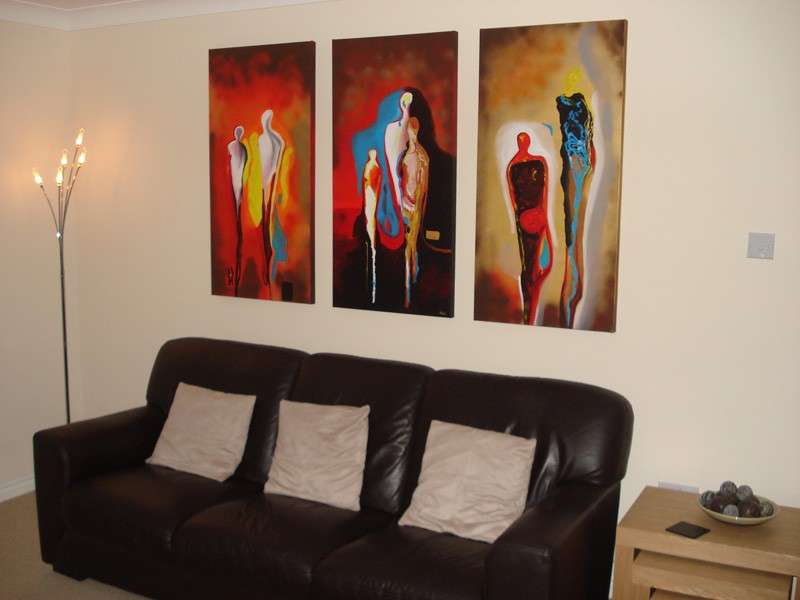 Tre grandi quadri sul divano
