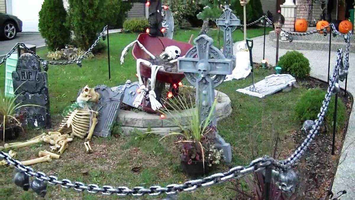 Un cimitero in giardino per Halloween