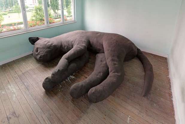Un divano a forma di gatto gigante: divano Felis Domesticus