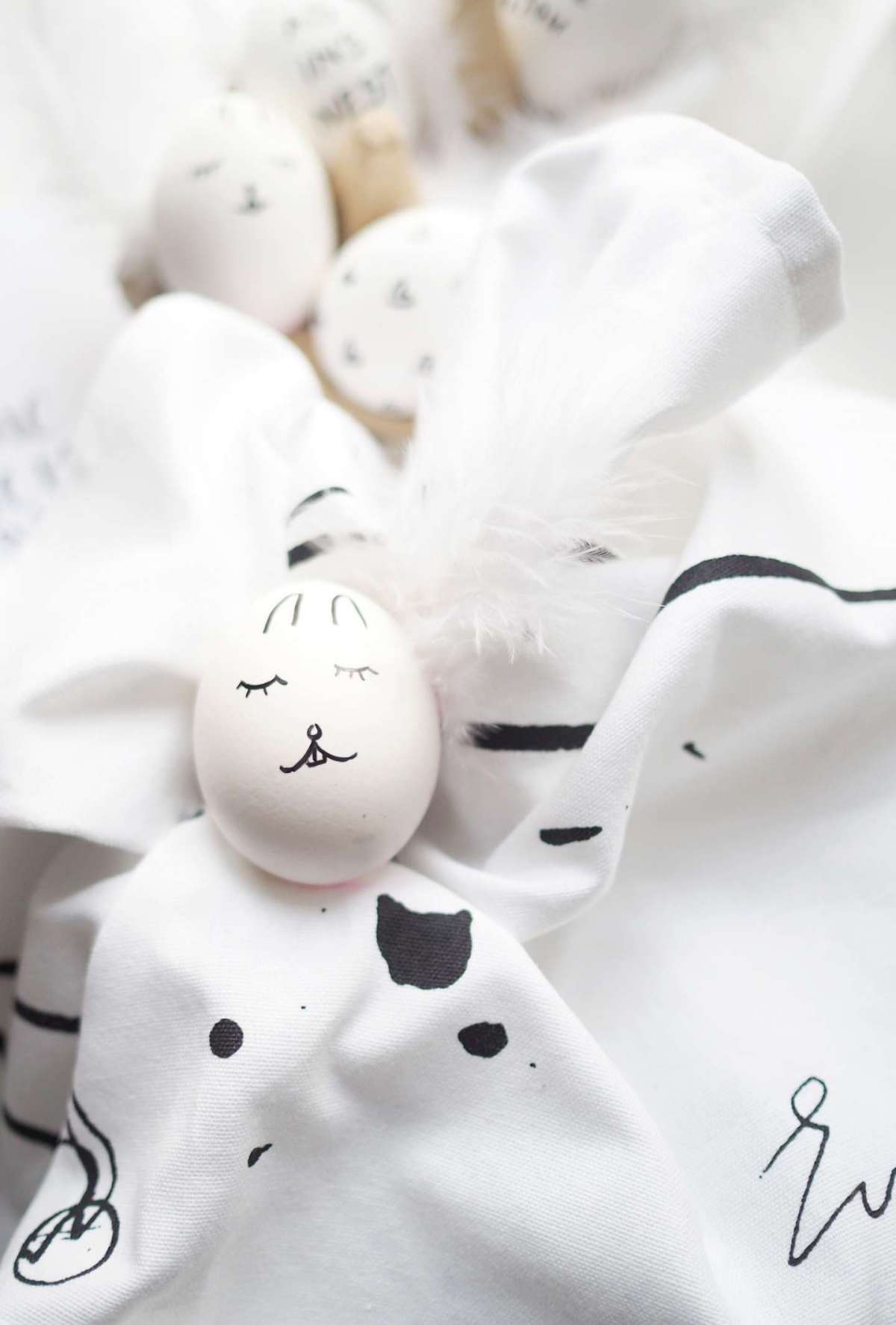 Uova bianche con decorazioni nere