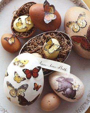 Uova decorate con farfalle