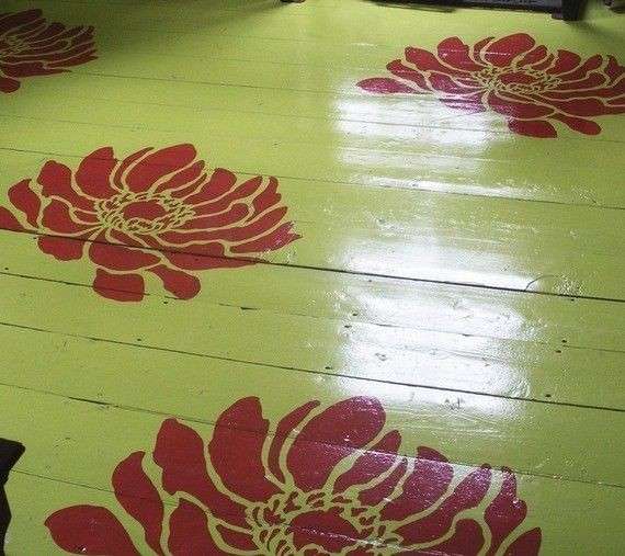 Vernice rossa per decorare il pavimento con gli stencil