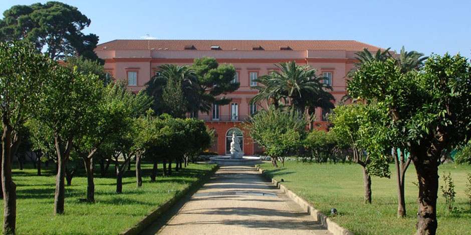 Villa con viale centrale