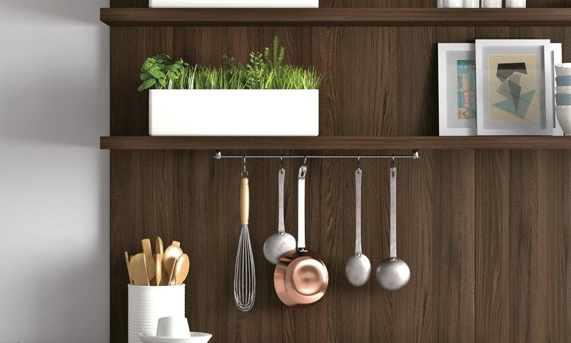 cucina piccola con barra porta utensili sulla parete