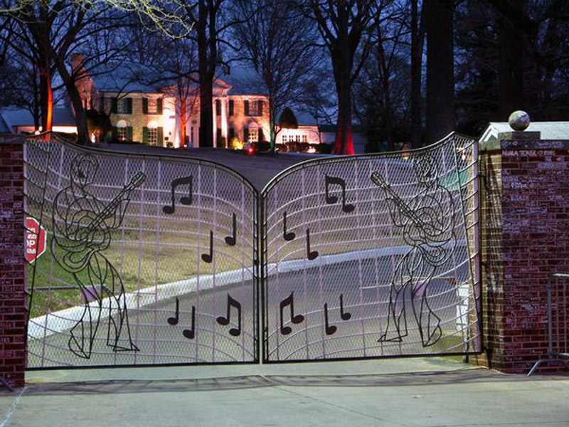 Cancello artistico con note musicali