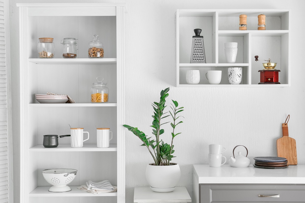 cucina con mobili sospesi di colore bianco