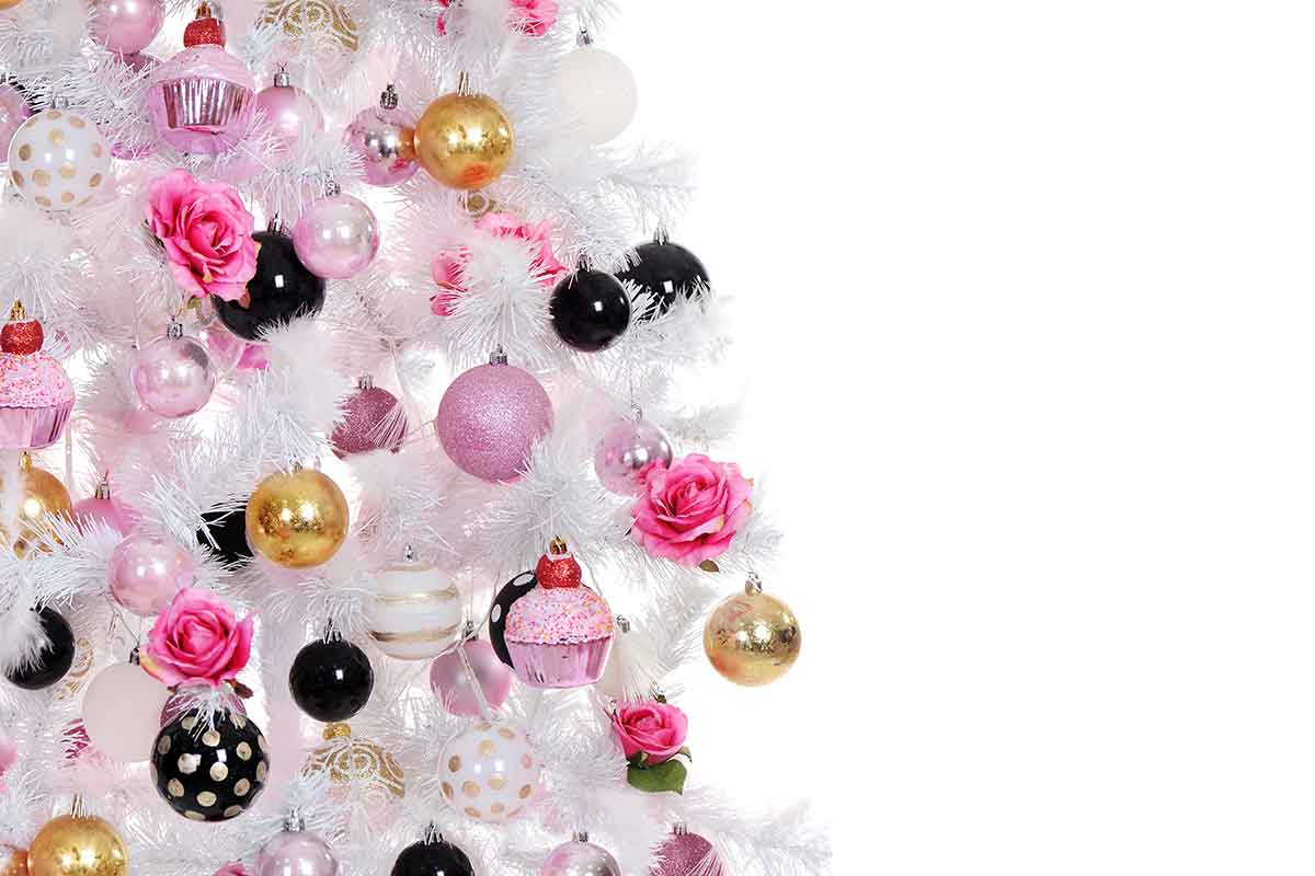 albero di Natale di colore bianco con decorazioni nere e rosa