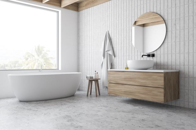 bagno nei colori bianco e legno 