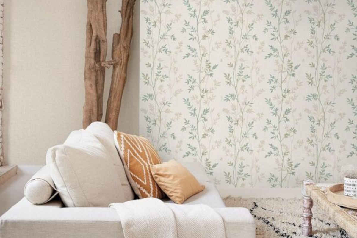 camera da letto con carta da parati moderna con foglie stilizzate