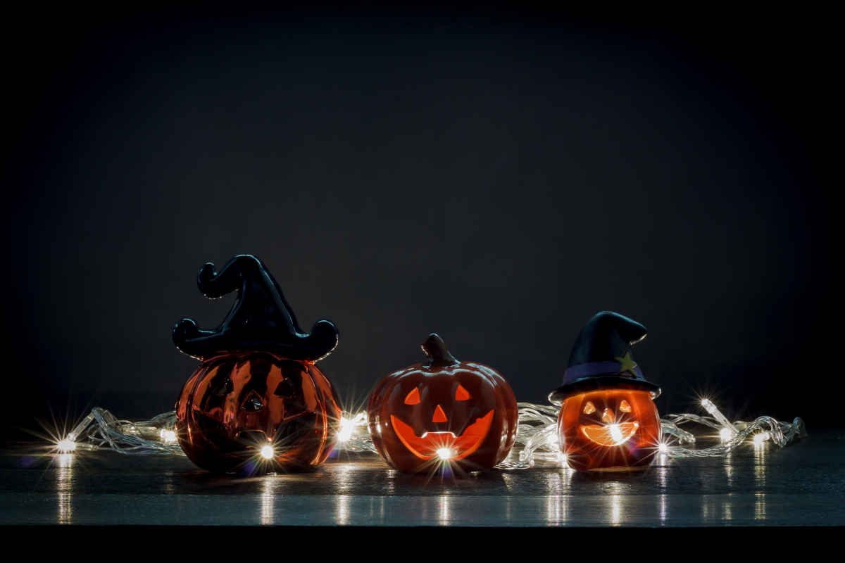 catena di luci per halloween con tre zucche illuminate