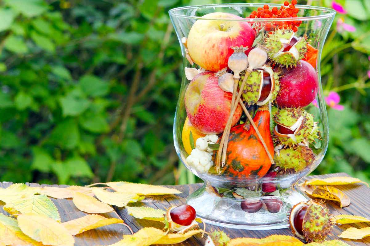 vaso in cristallo con melograno e castagne