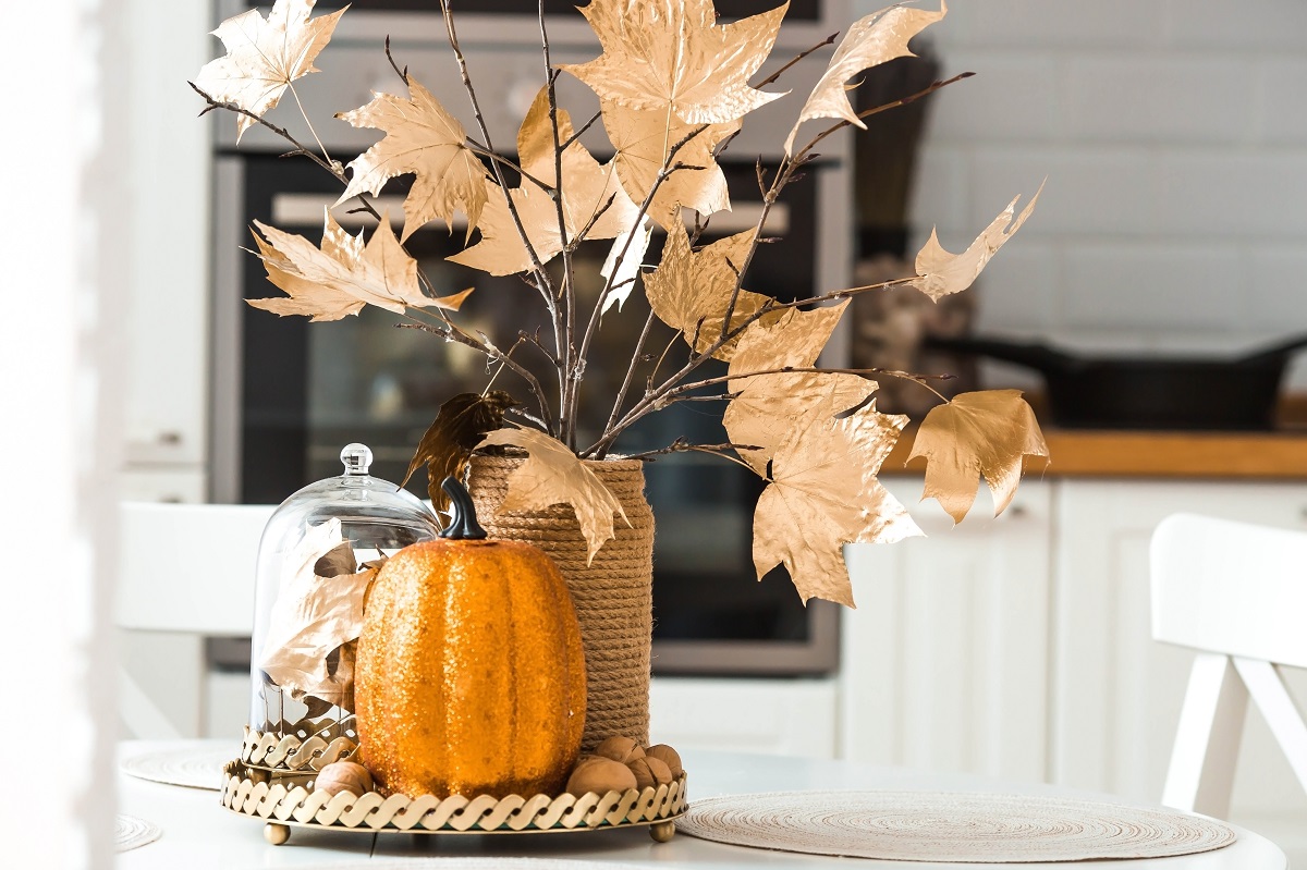 Decorazioni autunnali per la cucina, interior design e decorazioni per la  casa. cucina classica inglese decorata per la stagione autunnale in  un'elegante idea in stile cottage di una casa di campagna