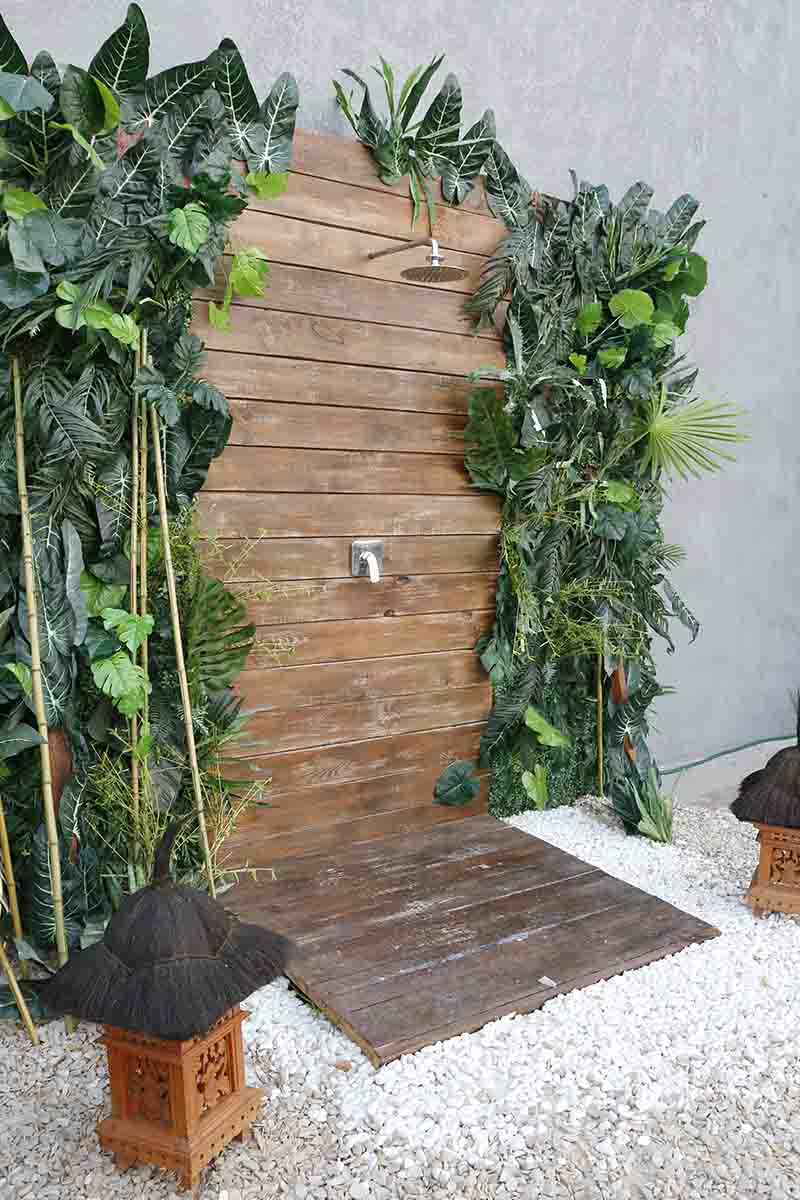 doccia da giardino con pedana in legno