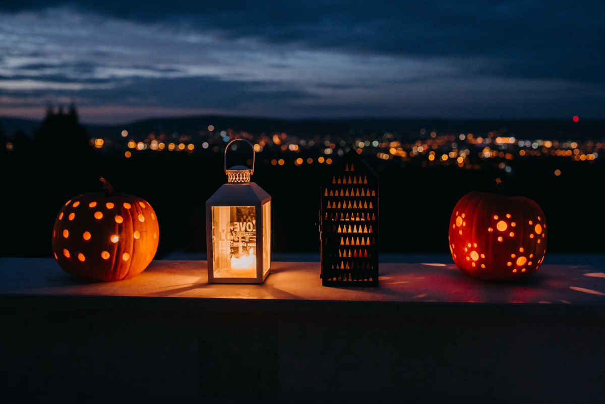 4 lanterne halloween poggiate su un balcone