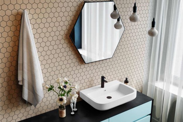 parete bagno con piastrelle di colore beige