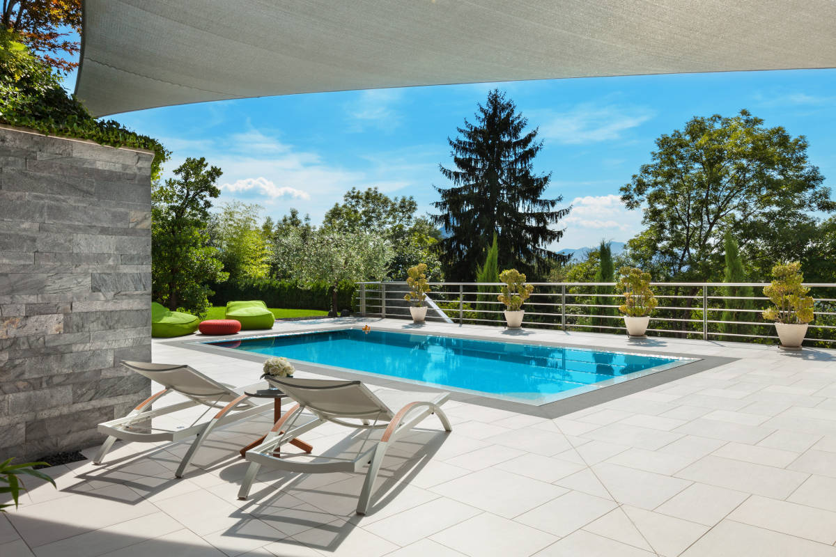 piscina interrata in giardino in villa