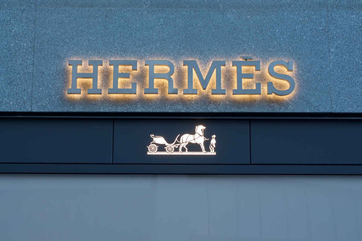 il logo del marchio Hermes con il disegno dei cavalli