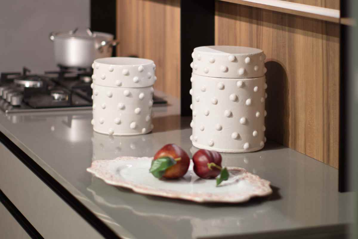 barattoli e altri accessori da cucina dalle forme particolari e cool vicino al piano cottura