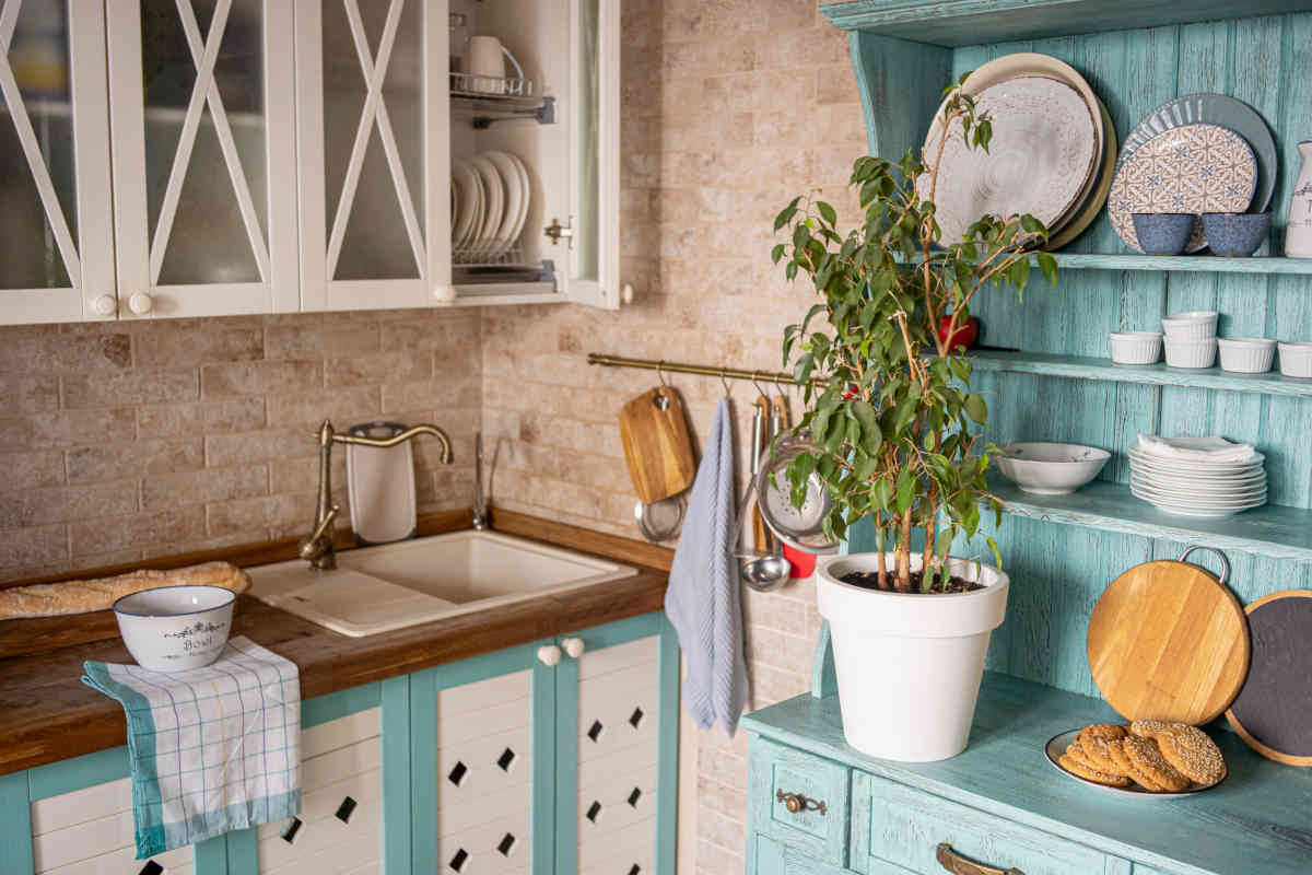 credenza azzurra in cucina in stile provenzale