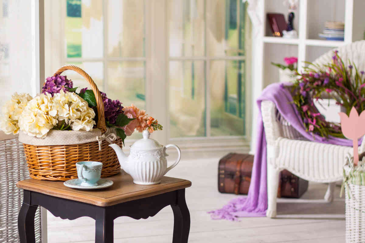 tavolino e poltrona in veranda soggiorno in stile provenzale