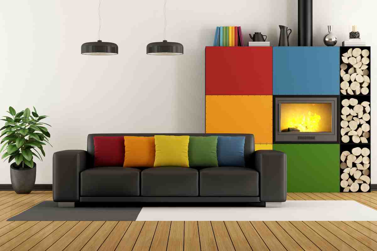 soggiorno con mobili colorati e tonalità riprese nei cuscini sul divano