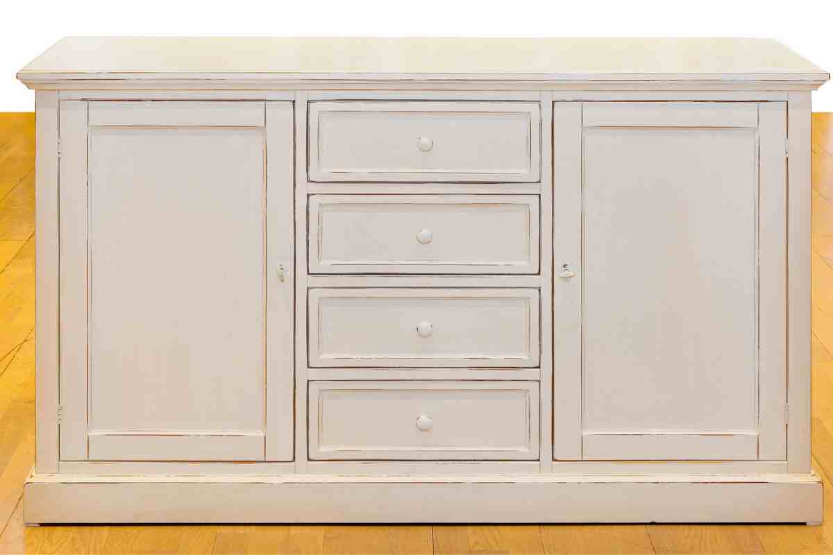 credenza con ante e cassetti decapata