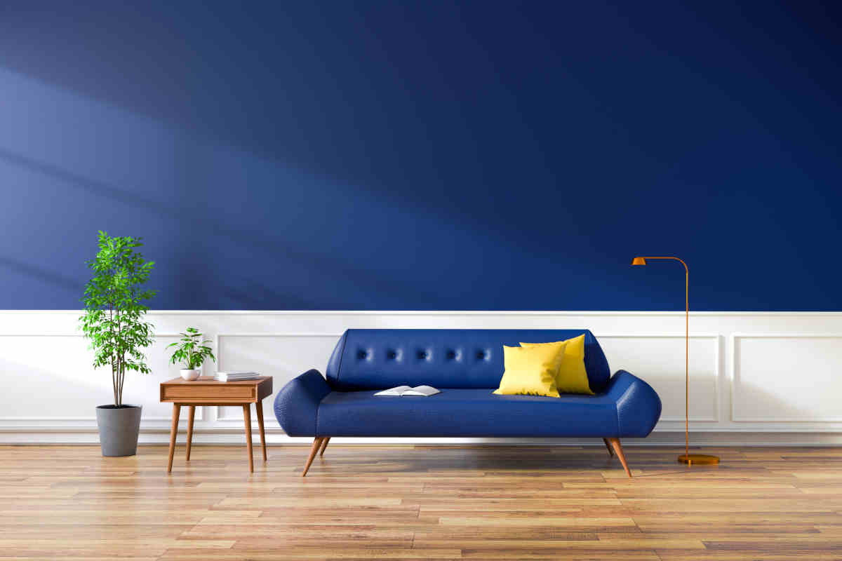 ambiente con pareti color blu e parquet in legno chiaro