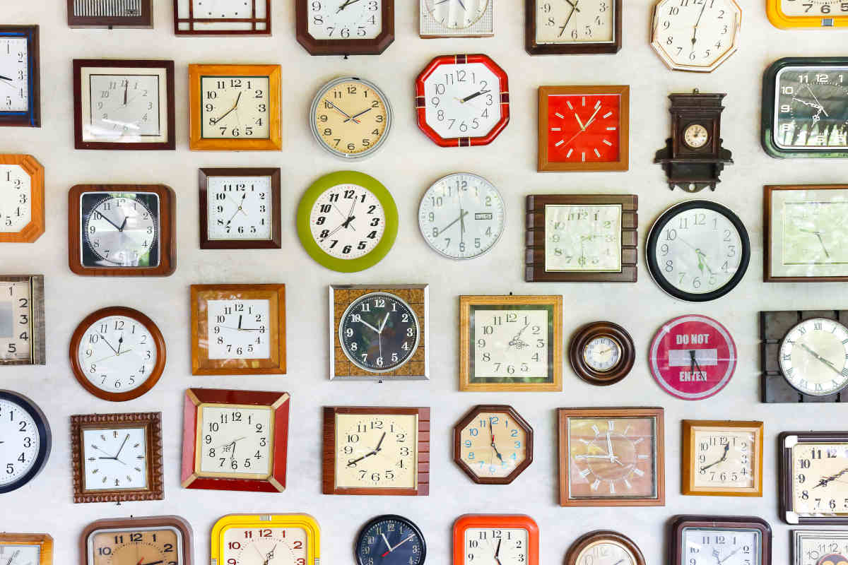 parete piena di orologi a muro di design
