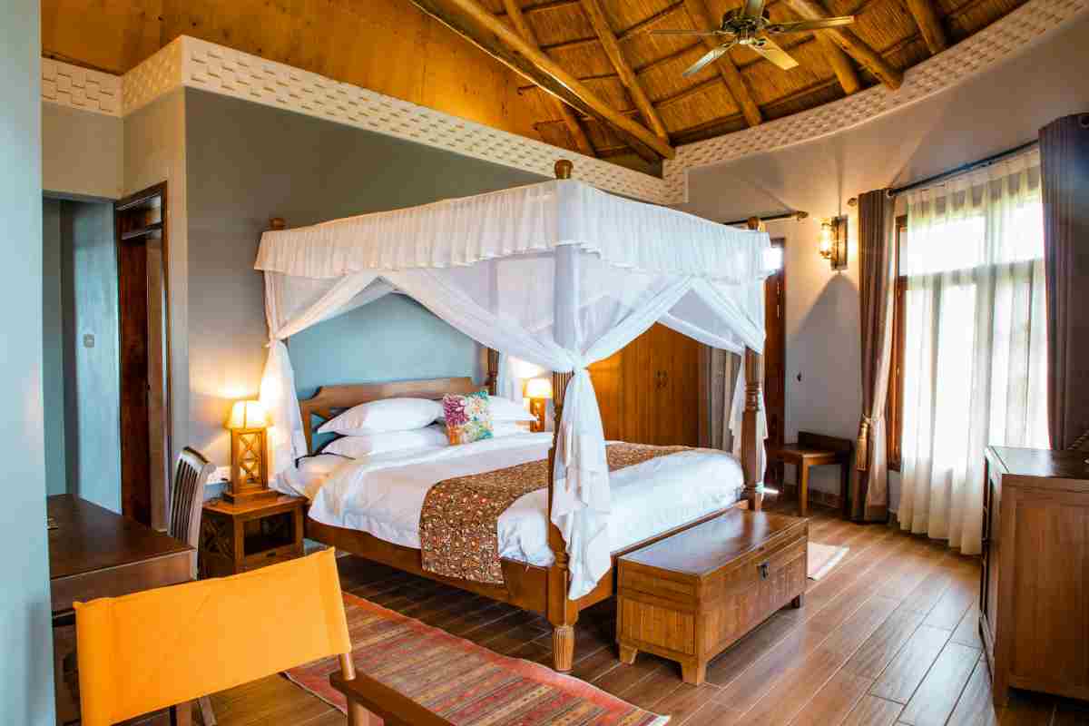 Camera da letto rustica con letto a baldacchino
