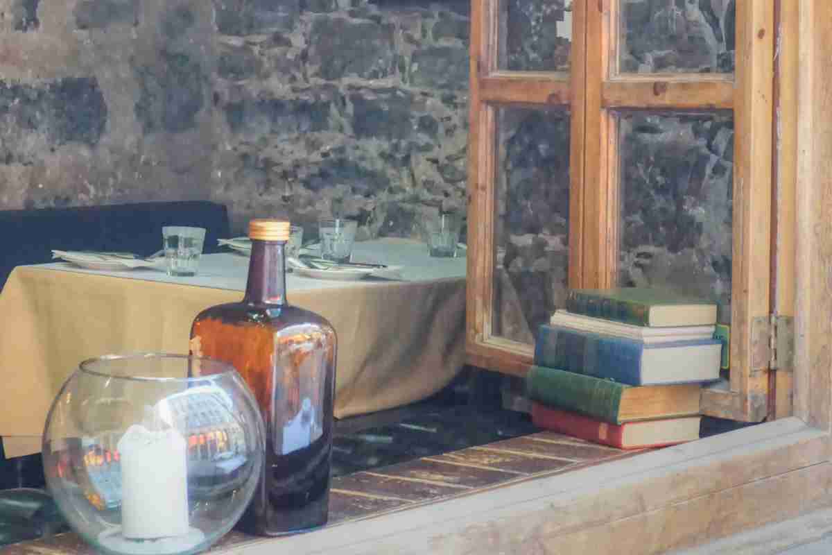 davanzale con vecchia finestre e pila di libri