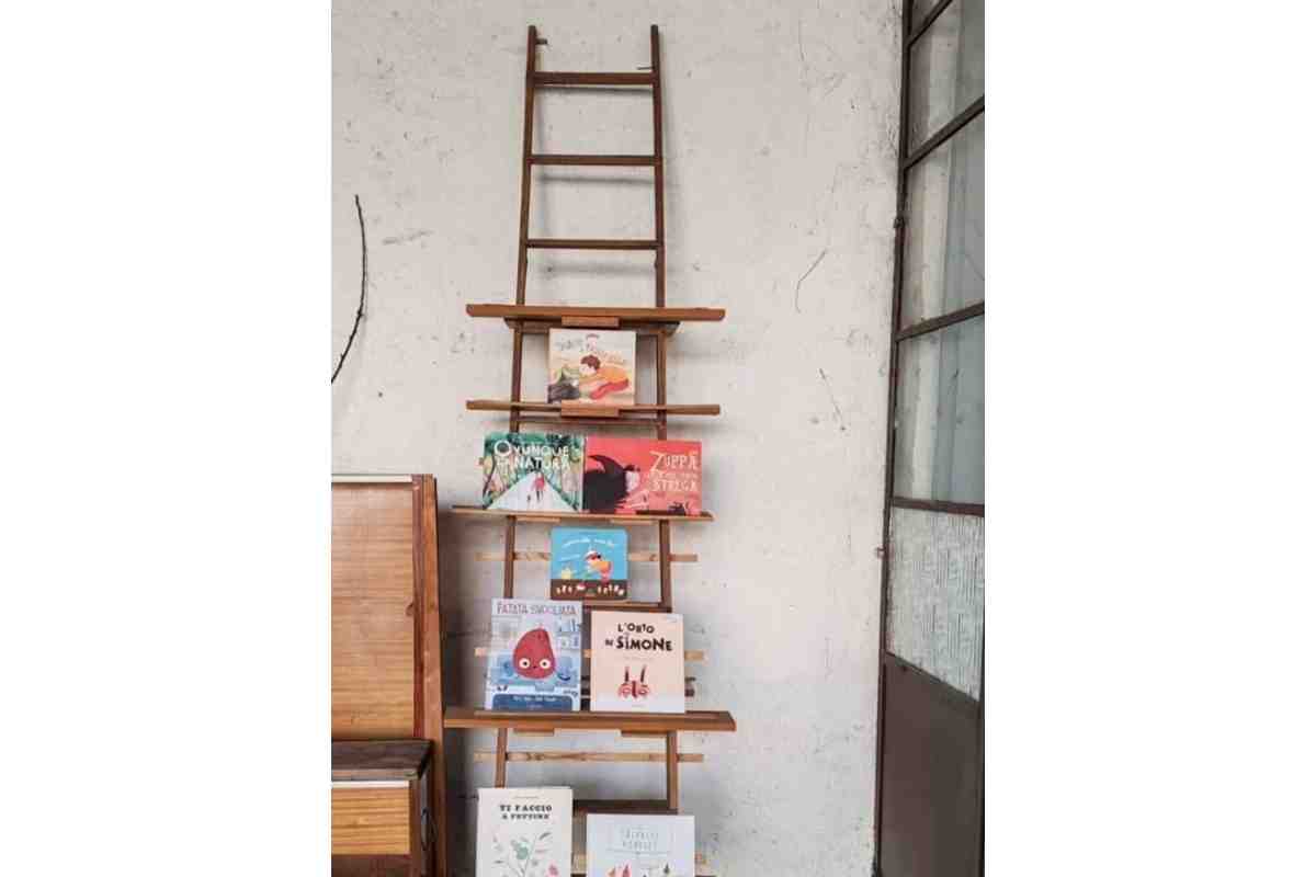 Libreria fatta con una vecchia scala