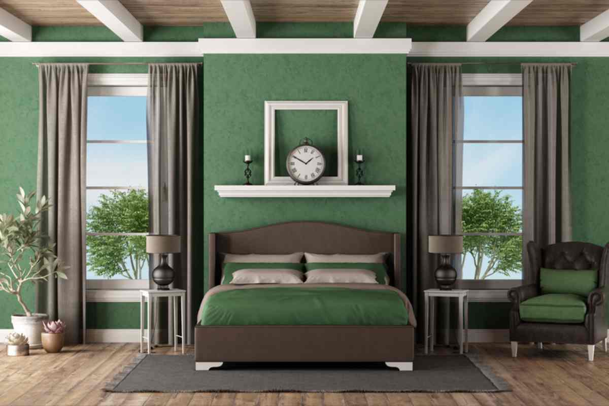 Camera da letto con tende di colore grigio e parete verde