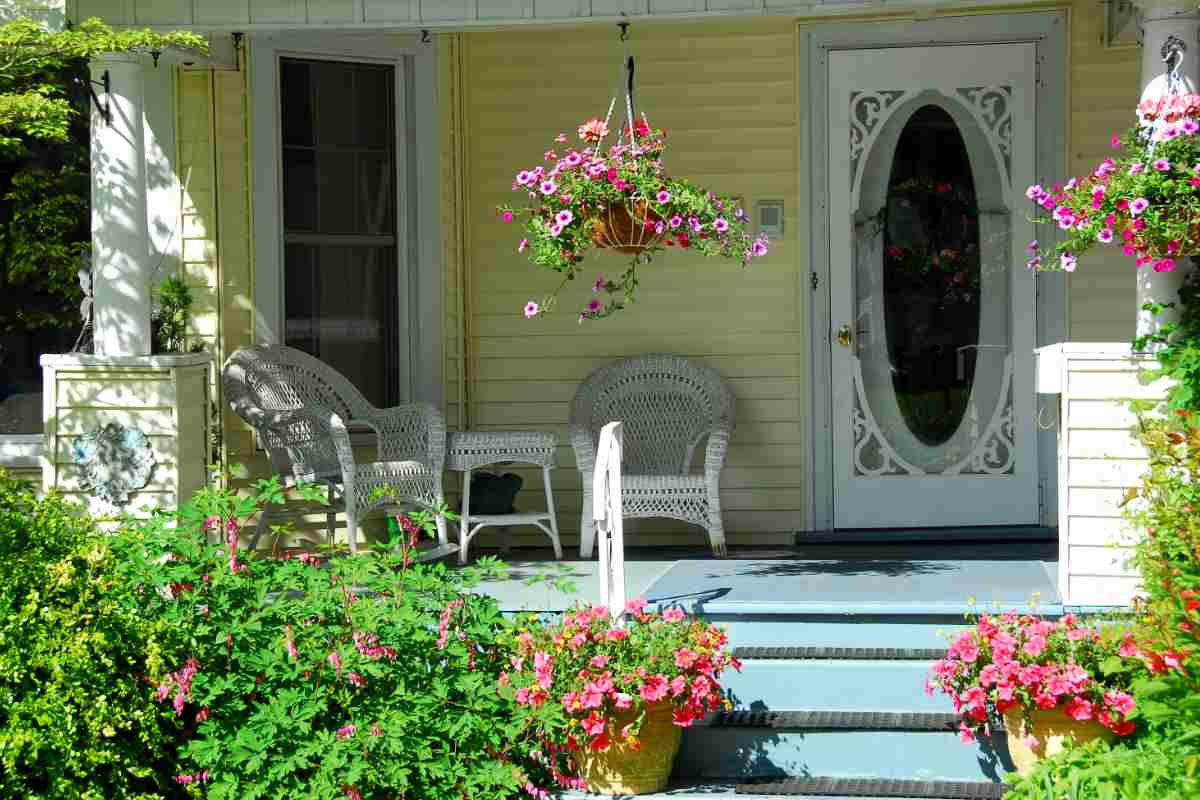 Piante sospese per decorare il portico