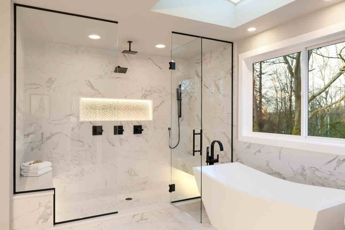 bagno con vasca e box doccia di design