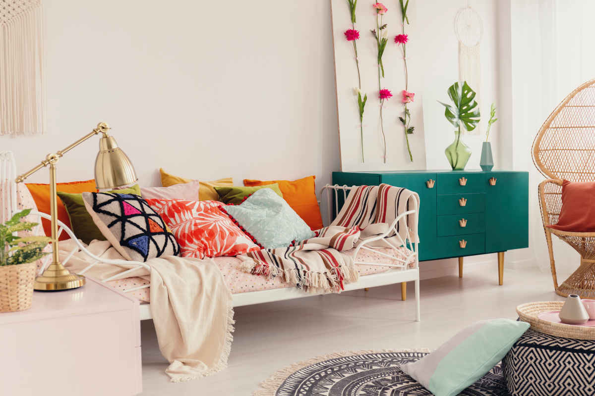 decorazioni colorate per il salotto, cuscini, fiori alle pareti e arredi boho