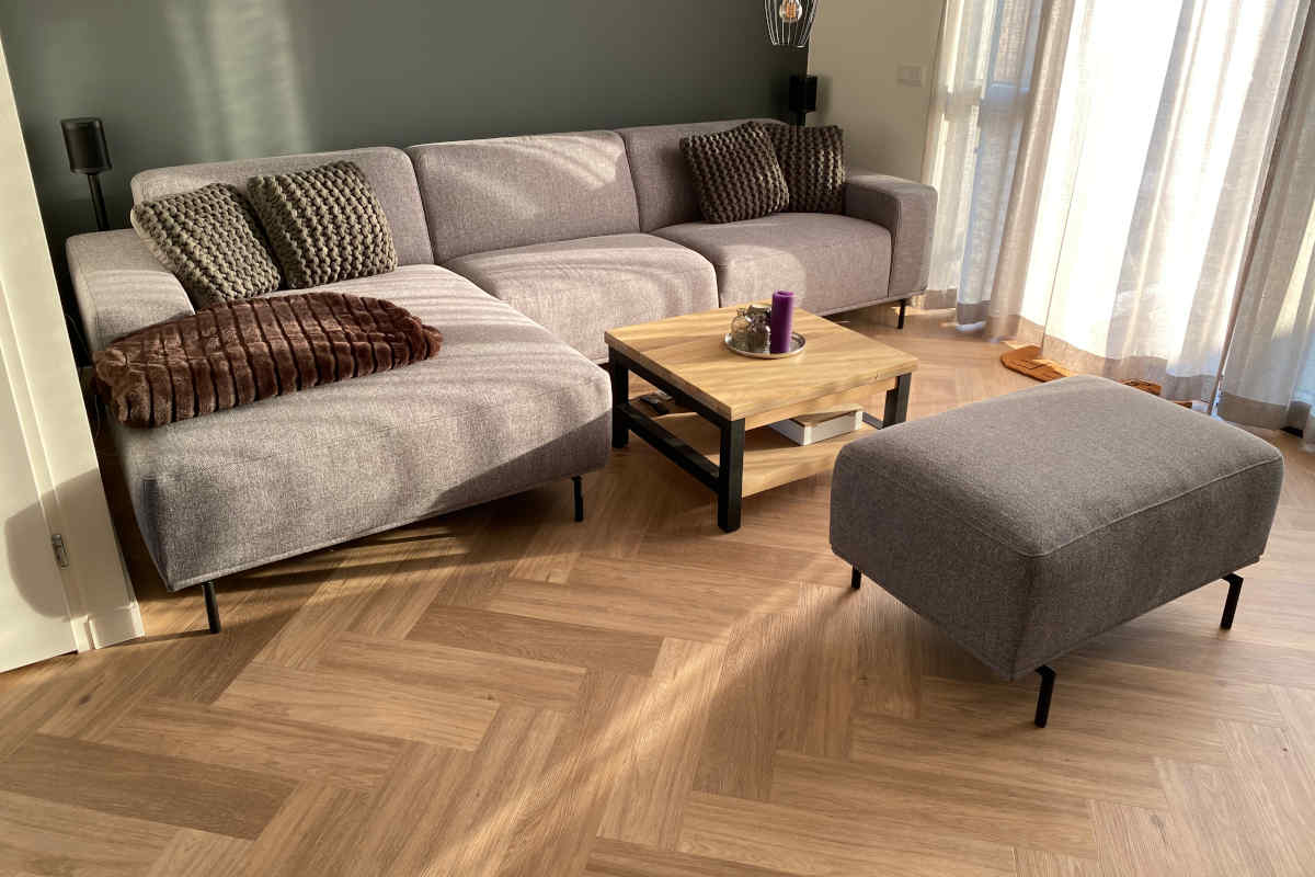 soggiorno con pavimenti in pvc effetto legno