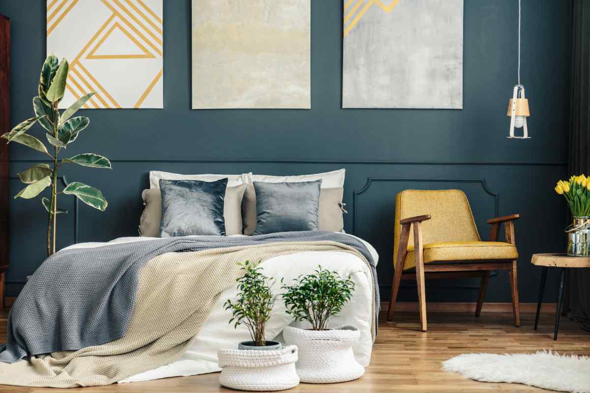 Camera da letto stile vintage con poltroncina e piante