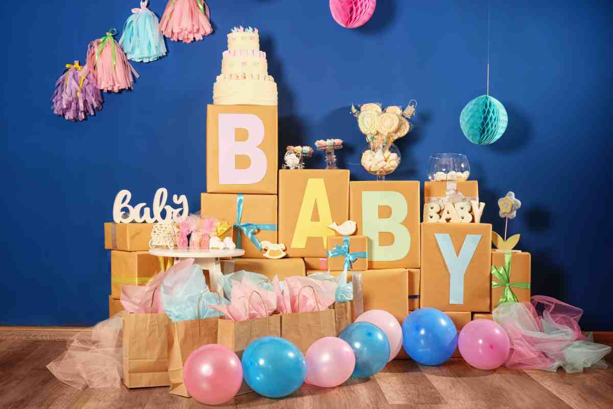 scatole con la scritta baby, palloncini e altre decorazioni per il baby shower