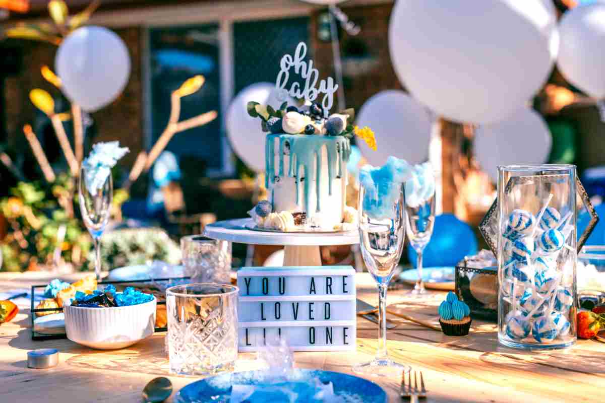 Decorazioni nei toni del blu per un baby shower