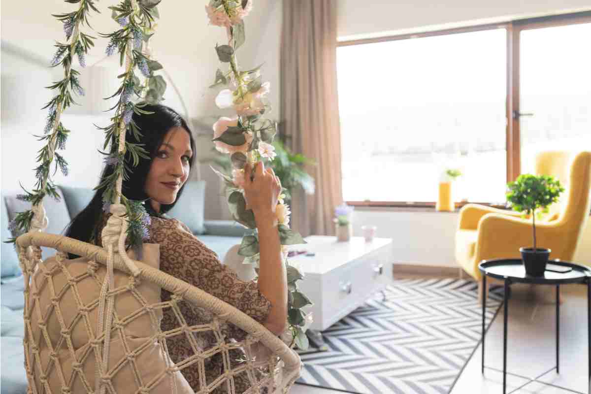 una ragazza su una poltrona sospesa in un angolo lettura