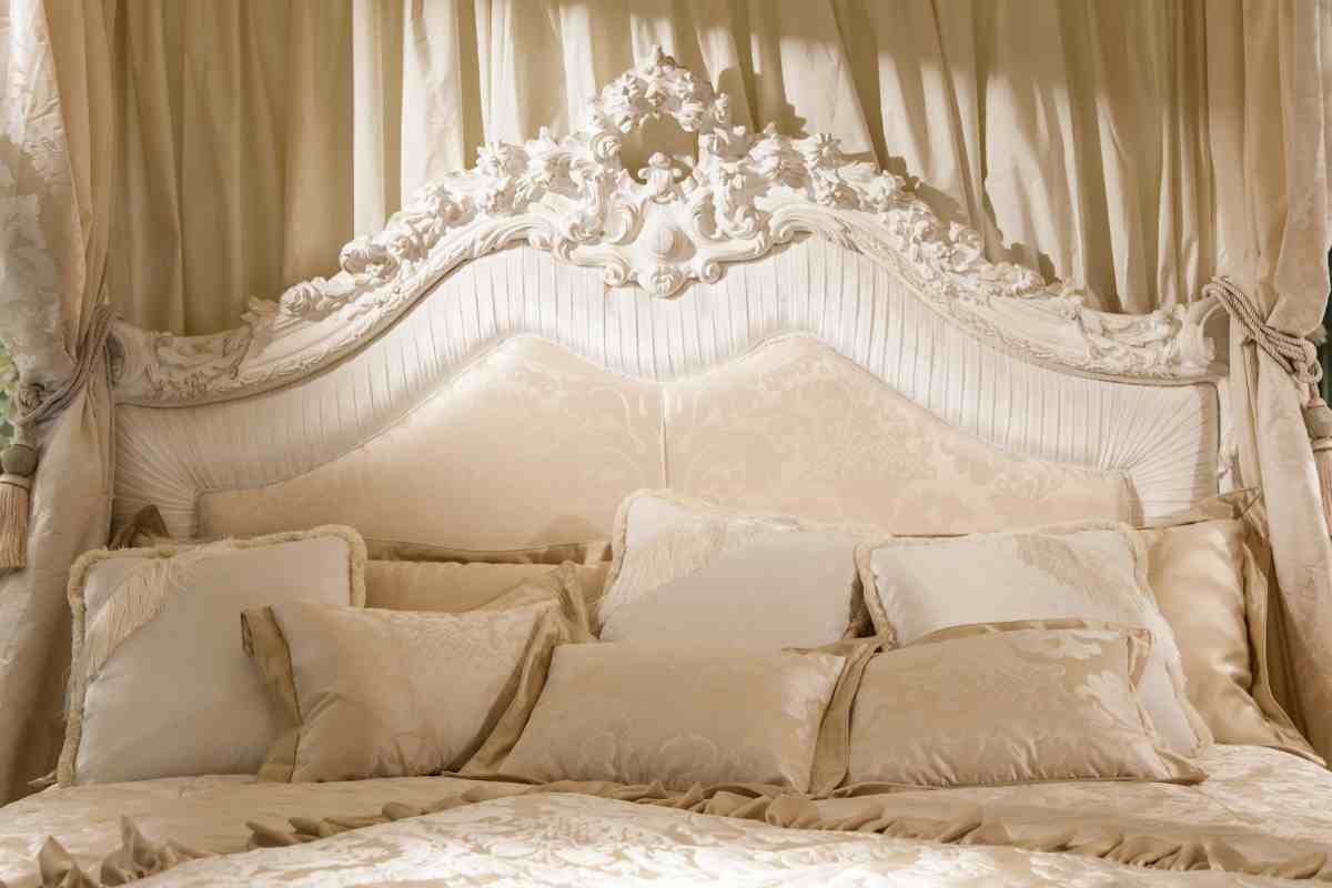 letto shabby chic con testata imbottita e legno intarsiato colore bianco crema