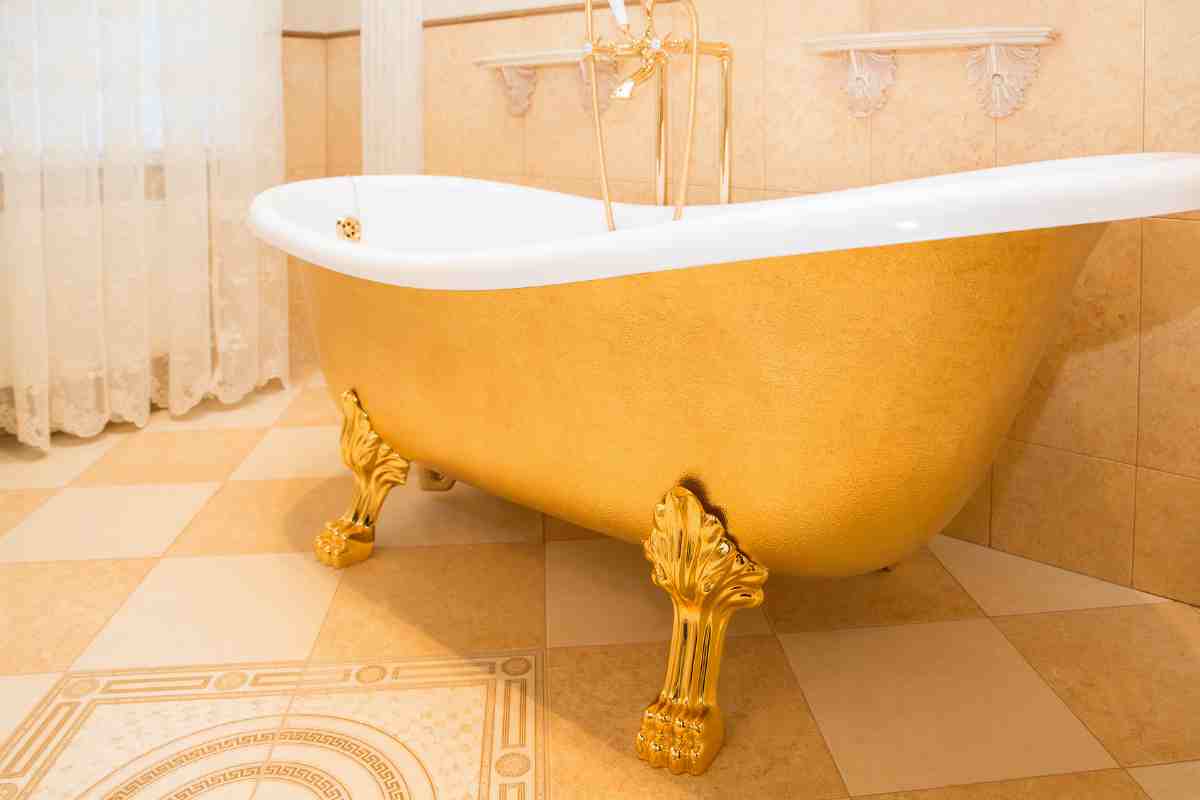 Bagno classico con vasca dai piedini dorati